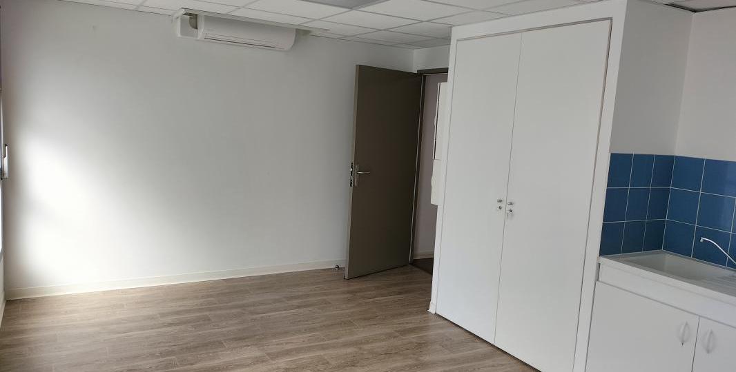 Local commercial T 20m² - Mériel - 9149.98.7.7