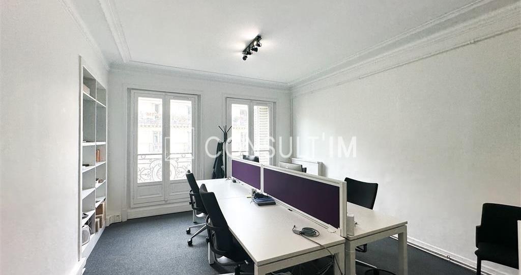 Bureaux lumineux avec vue dégagée et distribution rationnelle